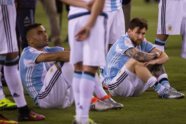 Argentina s Lionel Messi (R) sits on the ground in dejection after losing the final of 2016 Copa America Centenario soccer tournament at the Metlife Stadium in New Jersey, the United States on June 26, 2016. Chile defeated Argentina with 4-2 in penalty shootout. )(wll) (SP)US-NEW JERSEY-SOCCER-COPA AMERICA CENTENARIO-FINAL LixMuzi 