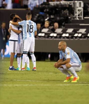 Players of Argentina look dejected after losing the 2016 Copa America Centenario soccer tournament Final at the Metlife Stadium in New Jersey, the United States on June 26, 2016. Chile defeated Argentina with 4-2 in penalty shootout. )(wll) (SP)US-NEW JERSEY-SOCCER-COPA AMERICA CENTENARIO-FINAL QinxLang 