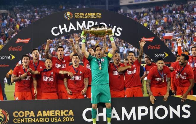 Claudio Bravo (C), goalie of Chile and his teammates celebrate with the trophy after winning the final of 2016 Copa America Centenario soccer tournament at the Metlife Stadium in New Jersey, the United States on June 26, 2016. Chile defeated Argentina with 4-2 in penalty shootout. )(wll) (SP)US-NEW JERSEY-SOCCER-COPA AMERICA CENTENARIO-FINAL QinxLang 