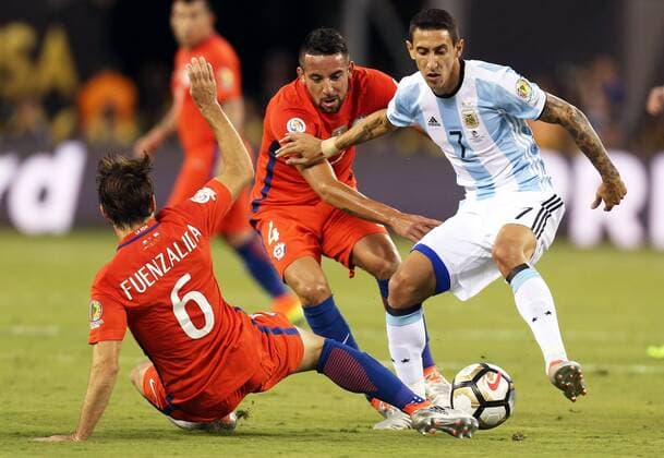 Jose Pedro Fuenzalida (L) of Chile vies with ?ngel Di Mar¨ªa (R) of Argentina during the 2016 Copa America Centenario soccer tournament Final at the Metlife Stadium in New Jersey, the United States on June 26, 2016. Chile defeated Argentina with 4-2 in penalty shootout. )(wll) (SP)US-NEW JERSEY-SOCCER-COPA AMERICA CENTENARIO-FINAL QinxLang 