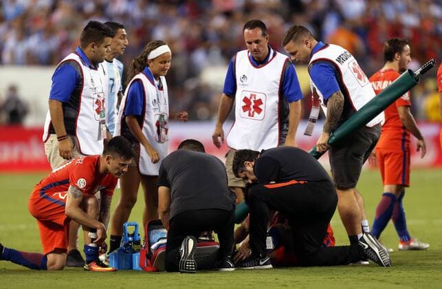 Arturo Vidal of Chile receives medical treatment during the 2016 Copa America Centenario soccer tournament Final at the Metlife Stadium in New Jersey, the United States on June 26, 2016. Chile defeated Argentina with 4-2 in penalty shootout. )(wll) (SP)US-NEW JERSEY-SOCCER-COPA AMERICA CENTENARIO-FINAL QinxLang 