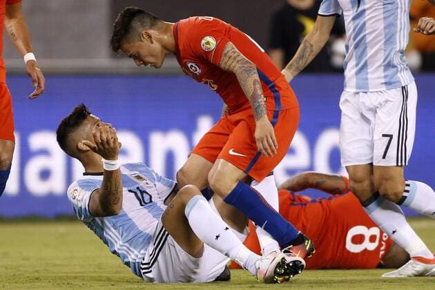 Football, Argentina v Chile. Copa America Centenario Championship 2016. Chile s player Charles Aranguiz, shouts during the Copa America Centenario Championship final match against Argentina at the Met Life stadium in New Jersey, USA. 26 06 2016 Argentina v Chile, final Copa America Centenario 2016. 