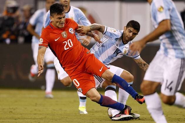 Football, Argentina v Chile. Copa America Centenario Championship 2016. Chile s player Charles Aranguiz, left , battles for the ball against Ever Banega of Argentina during the Copa America Centenario Championship final match at the Met Life stadium in New Jersey, USA. 26 06 2016 Argentina v Chile, final Copa America Centenario 2016. 