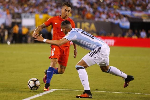 Football, Argentina v Chile. Copa America Centenario Championship 2016. Chile s player Eduardo Vargas controls the ball during the Copa America Centenario Championship final match against Argentina at the Met Life stadium in New Jersey, USA. 26 06 2016 Argentina v Chile, final Copa America Centenario 2016. 