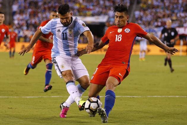 Football, Argentina v Chile. Copa America Centenario Championship 2016. Chile s player Gonzalo Jara, right, battles for the ball against Sergio Aguero of Argentina during the Copa America Centenario Championship final match at the Met Life stadium in New Jersey, USA. 26 06 2016 Argentina v Chile, final Copa America Centenario 2016. 