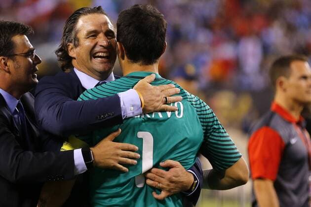 Football, Argentina v Chile. Copa America Centenario Championship 2016. Chile s manager Juan Antonio Pizzi, left, celebrates with Claudio Bravo the Copa America Centenario Championship title after winning against Argentina at the Met Life stadium in New Jersey, USA. 26 06 2016 Argentina v Chile, final Copa America Centenario 2016. 