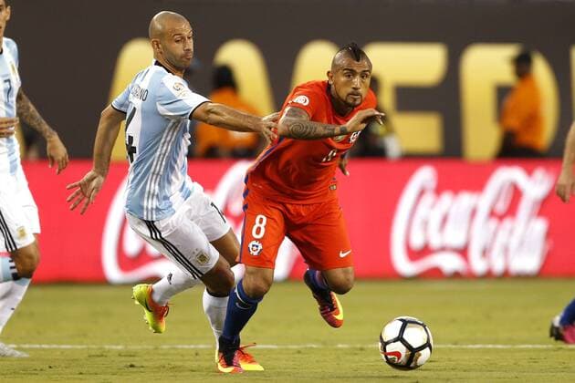 Football, Argentina v Chile. Copa America Centenario Championship 2016. Chile s player Arturo Vidal, right, battles for the ball against Javier Mascherano of Argentina during the Copa America Centenario Championship final match at the Met Life stadium in New Jersey, USA. 26 06 2016 Argentina v Chile, final Copa America Centenario 2016. 