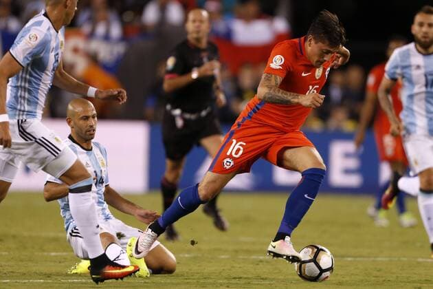 Football, Argentina v Chile. Copa America Centenario Championship 2016. Chile s player Nicolas Castillo, right, battles for the ball against Javier Mascherano of Argentina during the Copa America Centenario Championship final match at the Met Life stadium in New Jersey, USA. 26 06 2016 Argentina v Chile, final Copa America Centenario 2016. 