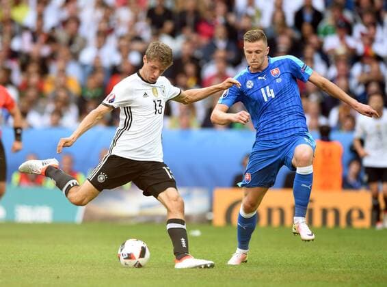 Europameisterschaft 2016 in Frankreich. Achtelfinale: Deutschland - Slowakei 26.06.2016 in Lille. Thomas Müller (Deut.) setzt zum Schuß an. Re. Milan Skriniar (SVK). HM