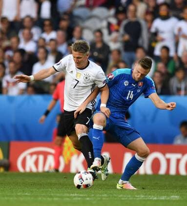 Bastian Schweinsteiger (Deutschland), am Ball, rechts Milan Skriniar (Slowakei), Deutschlan-Slowakei Germany-Slovakia Final Tournament round of 16, Runde 16, 1 8 Finale, Achtelfinale, UEFA EURO EM Europameisterschaft Fussball 2016 France, EM, Europameisterschaft Fussball, Fussball, Fußball, Nationalteam, Nationalmannschaft, men, Maenner, soccer, result Lille, ,26.6.2016