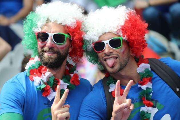 EURO 2016, Italien - Spanien Nationalteam SAINT-DENIS, FRANCE - JUNE 27, 2016: Italian fans in wigs and glasses give V signs before the 2016 UEFA European Championship EM Europameisterschaft Round of 16 football match between Spain and Italy at Stade de France. Alexander Demianchuk TASS  TS0282B5