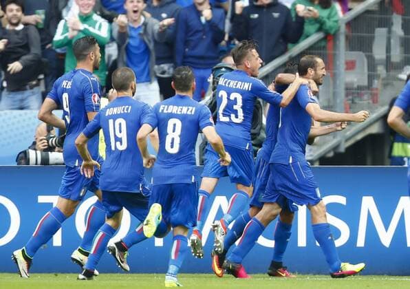 EURO 2016, Italien - Spanien Giorgio CHIELLINI, ITA 3 Torjubel, Jubel nach dem Tor zum 1-0 mit Emanuele GIACCHERINI, ITA 23 , Alessandro FLORENZI, ITA 8 , Leonardo BONUCCI, ITA 19 , Graziano PELLE, ITA 9 , Jubel, Freude, Emotionen, Feiern, Lachen, jubelt, freuen, reisst die Arme hoch, ballt die Faust ITALY - SPAIN Best of 16 ,Football European Championships EURO at 27th of June, 2016 in Paris, Stade de France, France. Fussball, Nationalteam, Italien Spanien, Achtelfinale