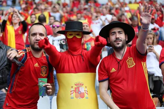 EURO 2016, Italien - Spanien Zorro is watching you - Spanischer Fan in Verkleidung- EM 2016: Italien vs. Spanien, Stade de France, Achtelfinale