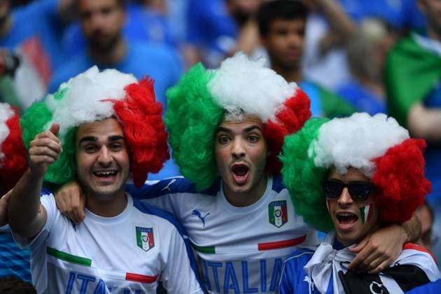 EURO 2016, Italien - Spanien Nationalteam Fans of Italy cheer before the Euro 2016 round of 16 football match between Spain and Italy in Paris, France, June 27, 2016. ) (SP)FRANCE-PARIS-SOCCER-EURO 2016-SPAIN-ITALY TaoxXiyi 