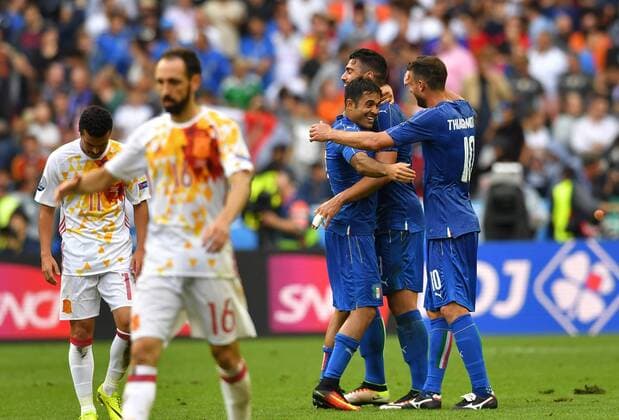 EURO 2016, Italien - Spanien SOCCER - UEFA EURO EM Europameisterschaft Fussball 2016, ITA vs ESP SAINT-DENIS,FRANCE,27.JUN.16 - SOCCER - UEFA European Championship EM Europameisterschaft 2016, Round of 16, international match Länderspiel Nationalteam Italy vs Spain. Image shows the rejoicing of ITA with Thiago Motta (ITA) and the disappointment of Pedro Rodriguez and Juanfran (ESP). GEPAxpictures xFlorianxErtl