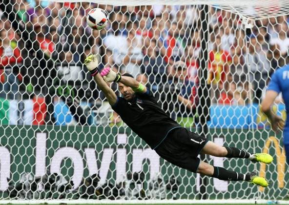 EURO 2016, Italien - Spanien Torwart Gianluigi Buffon Einzelbild Aktion Ganzkoerper Ganzkörper Parade Fußball Fussball UEFA Europameisterschaft Euro EM Achtelfinale 1 8 Finale 27.06.2016 Nationalmannschaft Herren Italien ITA vs. Spanien ESP Paris Stade de France St.Denis