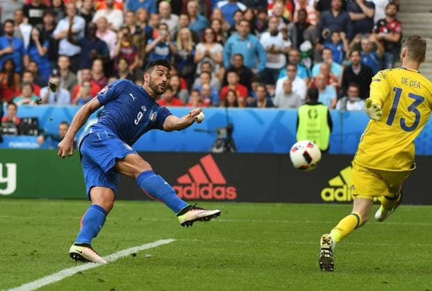 EURO 2016, Italien - Spanien 27.06.2016, xpsx, Fussball Europameisterschaft, 2016, Achtelfinale, Spanien - Italien, emspor, v.l. Graziano Pelle (Italien, Italy), David de Gea (Spanien Spain) Goal scored, Tor zum 2:0 Paris