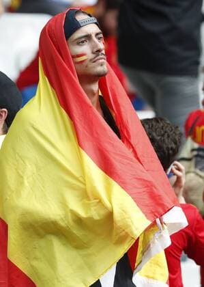 EURO 2016, Italien - Spanien A spain Fan reacts after Italy s victory at the end of the Euro2016 round of 16 soccer match between Italy and Spain at Stadium de Saint-Denis in Paris, France, 27 June 2016. For editorial news reporting purposes only. Not used for commercial or marketing purposes without prior written approval of UEFA. Images must appear as still images and must not emulate match action video footage. Photographs published in online publications (whether via the Internet or otherwise) shall have an interval of at least 20 seconds between the posting.) ITALY VS. SPAIN !ACHTUNG: NUR REDAKTIONELLE NUTZUNG!  EUR158 20160627-636026556572857281