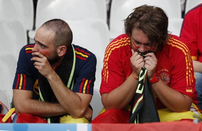 EURO 2016, Italien - Spanien A spain Fans react after Italy s victory at the end of the Euro2016 round of 16 soccer match between Italy and Spain at Stadium de Saint-Denis in Paris, France, 27 June 2016. For editorial news reporting purposes only. Not used for commercial or marketing purposes without prior written approval of UEFA. Images must appear as still images and must not emulate match action video footage. Photographs published in online publications (whether via the Internet or otherwise) shall have an interval of at least 20 seconds between the posting.) ITALY VS. SPAIN !ACHTUNG: NUR REDAKTIONELLE NUTZUNG!  EUR159 20160627-636026557231021281