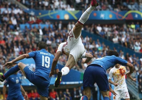 EURO 2016, Italien - Spanien Aritz Aduriz(C) of Spain competes during the Euro 2016 round of 16 football match between Spain and Italy in Paris, France, June 27, 2016. ) (SP)FRANCE-PARIS-SOCCER-EURO 2016-SPAIN-ITALY ZhangxFan 