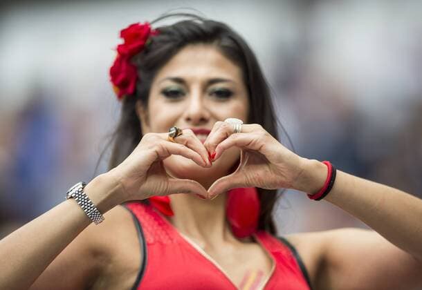 Feature, weiblicher Fan von ESP formt ein Herz, Gestik, Geste, sexy, Frau, weiblich, Achtelfinale, Spiel M43, Italien (ITA) - Spanien (ESP) 2:0, am 27.06.2016 in Saint Denis. Fussball EM 2016 in Frankreich vom 10.06. - 10.07.2016.
