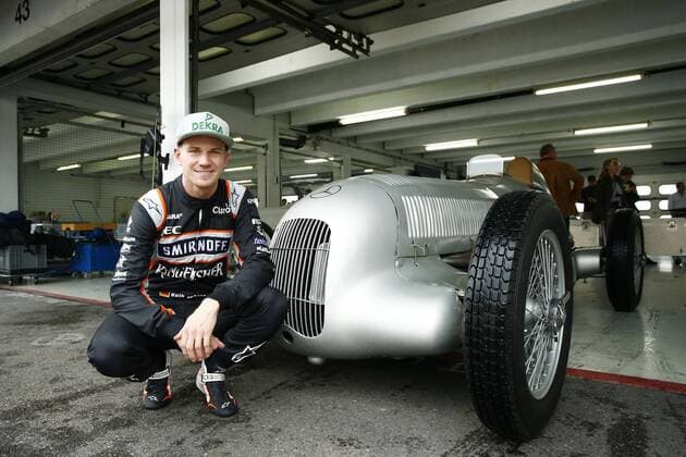 Motorsports: Trackday F1 Deutschland, Hockenheim zum großen Preis von Deutschland, Nico Hulkenberg (GER, Sahara Force India F1 Team) fährt 1934: Mercedes-Benz W 25 750kg-Rennwagen xJuergenxTapx xHochxZweix