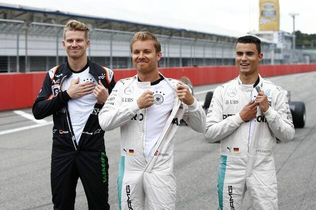 Themen der Woche - SPORT Bilder des Tages - SPORT Motorsports: Trackday F1 Deutschland, Hockenheim zum großen Preis von deutschland 27 Nico Hulkenberg (GER, Sahara Force India F1 Team), 6 Nico Rosberg (GER, Mercedes AMG Petronas F1 Team), 94 Pascal Wehrlein (GER, Manor Racing MRT), unterstützen die Deutsche Fußball Nationalmannschaft xJuergenxTapx xHochxZweix