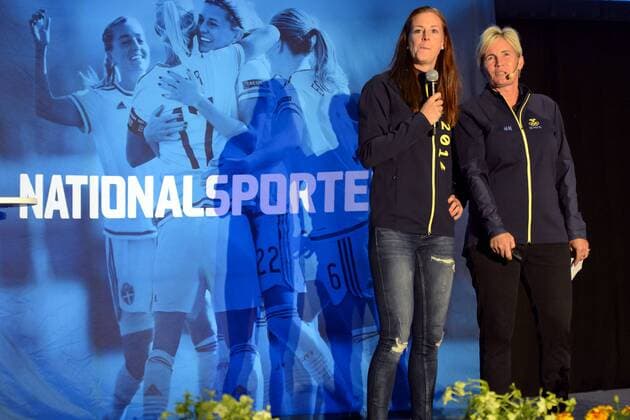 160628 Sveriges Lotta Schelin och Sveriges assisterande förbundskapten Lilie Persson under en presskonferens där OS-truppen presenterades den 28 juni 2016 i Halmstad.  Copyright: AndersxBjurö BB160628BB404