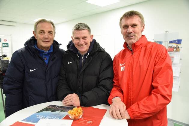 04.03.2016 Dreieich, Hahn Air Sportpark Saison 2015 2016 LOTTO Hessenliga SC Hessen Dreieich Trainer Rudi Bommer (Dreieich) mit dem zukünftigen Präsidenten Charly Körbel und Han Air Chef Hans Nolte