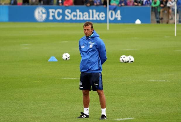 29.06.2016 - Schalke 04 Chef-Trainer Markus Weinzierl leitet die erste Übungseinheit bei seinem neuen Verein.