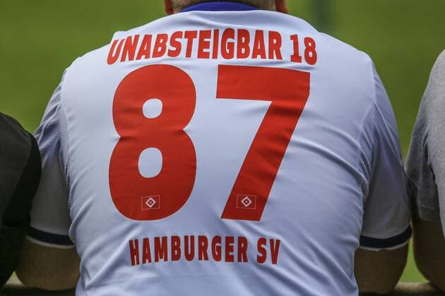 Bilder des Tages SPORT Deutschland,Hamburg, Trainingsgelände am Volksparkstadion Fussball, 1. Bundesliga, Saison 2016 2017, Auftakttraining des Hamburger SV , HSV , HSV Fan trägt Trikot mit der Aufschrift Unabsteigbar 1887