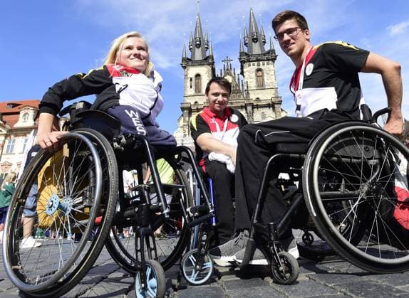 Themen der Woche - SPORT Bilder des Tages SPORT The International Wheelchair and Amputee Sports (IWAS) World Games started by a ceremony at the Old Town Square in its centre this afternoon with the participation of athletes aged 14-23 from 30 countries today, on Wednesday, June 29, 2016. The handicapped athletes will compete in five sports disciplines: athletics, swimming, tennis, Table tennis Tischtennis and fencing. For some of them, it is one of the last chances to qualify for the September paralympics in Rio de Janeiro, others will try for the first time an international contest. The IWAS is held for the 12th time. (CTKxPhoto RomanxVondrous) CTKPhotoP201606290804601  vnd 1