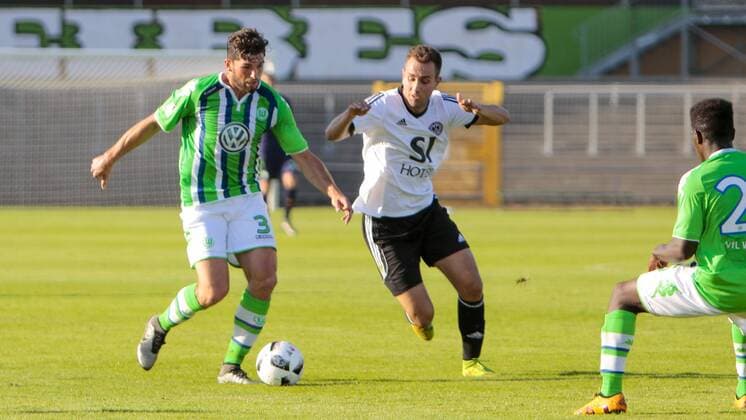 Fußball, Testspiel, VfL Wolfsburg II - Tennis Borussia Berlin; vl Marcel Stutter gegen Kevin Giese Zweikampf, Duell, duell, tackle, Tackling, Aktion, action. xtgx