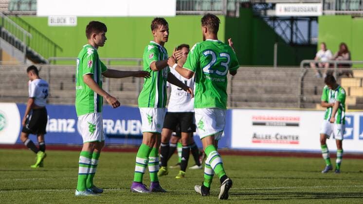 Fußball, Testspiel, VfL Wolfsburg II - Tennis Borussia Berlin; vl Elvis Rxhbecaj, Sebastian Wimmer, Marcel Reichwein Jubel, Torjubel, Freude, Emotion, Torerfolg, Aktion, action, goal, goal celebration, celebrates. xtgx