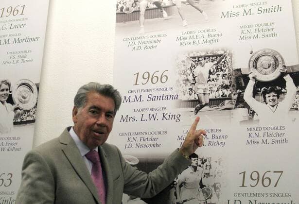 A picture provided by Mutua Madrid showing Spanish former tennis player Manolo Santana at the All England Lawn Tennis and Croquet Club in London, United Kingdom, 29 June 2016, where he celebrates the 50th anniversary of his iconic victory in Wimbledon. EFE Mutua Madrid EDITORIAL USE ONLY SANTANA RECALLS WITH PRIDE HIS VICTORY IN WIMBLEDON 50 YEARS LATER !ACHTUNG: NUR REDAKTIONELLE NUTZUNG!  LDN002 20160629-636028318429893774