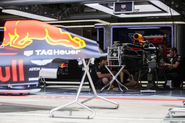 FORMULA 1 - GP of Austria 2016 SPIELBERG,AUSTRIA,30.JUN.16 - MOTORSPORTS, FORMULA 1 - Grand Prix of Austria, Red Bull Ring, preview. Image shows a car and mechanics. GEPAxpictures xDanielxGoetzhaber