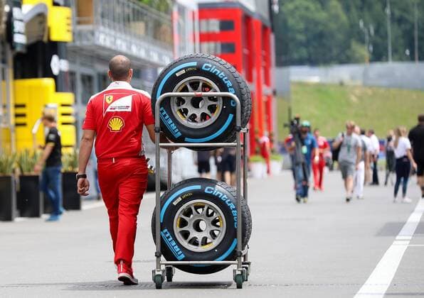 Formel 1, GP von Österreich in Spielberg FORMULA 1 - GP of Austria 2016 SPIELBERG,AUSTRIA,30.JUN.16 - MOTORSPORTS, FORMULA 1 - Grand Prix of Austria, Red Bull Ring, preview. Image shows a mechanic with tires. GEPAxpictures xChristianxWalgram