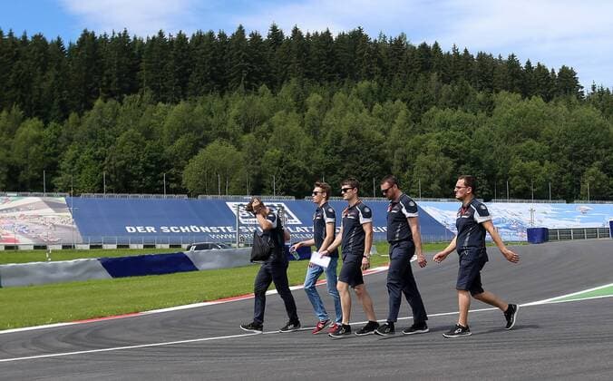 FORMULA 1 - GP of Austria 2016 SPIELBERG,AUSTRIA,30.JUN.16 - MOTORSPORTS, FORMULA 1 - Grand Prix of Austria, Red Bull Ring, preview. Image shows Daniil Kvyat (RUS Scuderia Toro Rosso 2nd from left) with team members. GEPAxpictures xChristianxWalgram