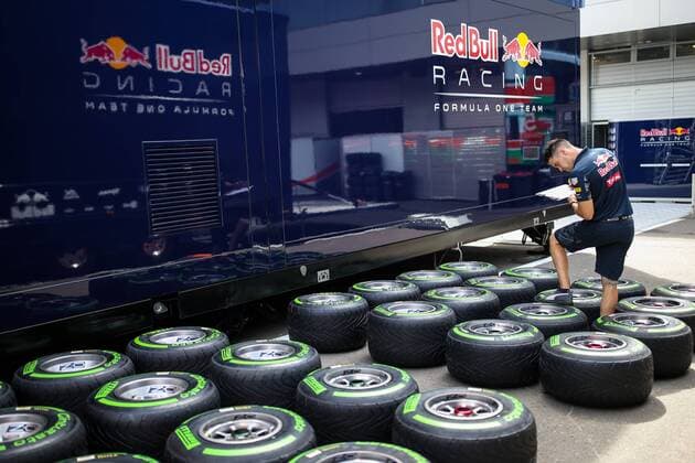 FORMULA 1 - GP of Austria 2016 SPIELBERG,AUSTRIA,30.JUN.16 - MOTORSPORTS, FORMULA 1 - Grand Prix of Austria, Red Bull Ring, preview. Image shows a mechanic. GEPAxpictures xDanielxGoetzhaber