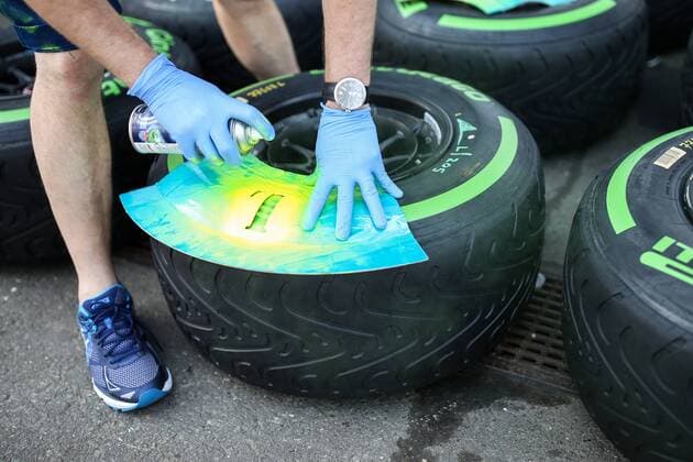 Bilder des Tages - SPORT FORMULA 1 - GP of Austria 2016 SPIELBERG,AUSTRIA,30.JUN.16 - MOTORSPORTS, FORMULA 1 - Grand Prix of Austria, Red Bull Ring, preview. Image shows a feature of a mechanic. GEPAxpictures xDanielxGoetzhaber