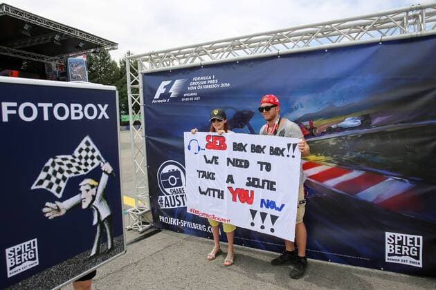 Formel 1, GP von Österreich in Spielberg FORMULA 1 - GP of Austria 2016 SPIELBERG,AUSTRIA,30.JUN.16 - MOTORSPORTS, FORMULA 1 - Grand Prix of Austria, Red Bull Ring, preview. Image shows the fans at Fotobox. GEPAxpictures xMaticxKlansek