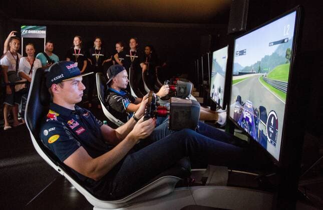 Bilder des Tages - SPORT Formel 1, GP von Österreich in Spielberg FORMULA 1 - GP of Austria 2016 SPIELBERG,AUSTRIA,30.JUN.16 - MOTORSPORTS, FORMULA 1 - Grand Prix of Austria, Red Bull Ring, preview. Image shows Max Verstappen (NED Red Bull) and Erik Lestach - hakkiJunior (SVK) playing on simulator at Gamezone. GEPAxpictures xMaticxKlansek