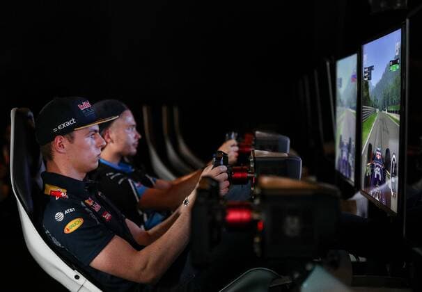 Formel 1, GP von Österreich in Spielberg FORMULA 1 - GP of Austria 2016 SPIELBERG,AUSTRIA,30.JUN.16 - MOTORSPORTS, FORMULA 1 - Grand Prix of Austria, Red Bull Ring, preview. Image shows Max Verstappen (NED Red Bull) and Erik Lestach - hakkiJunior (SVK) playing on simulator at Gamezone. GEPAxpictures xMaticxKlansek