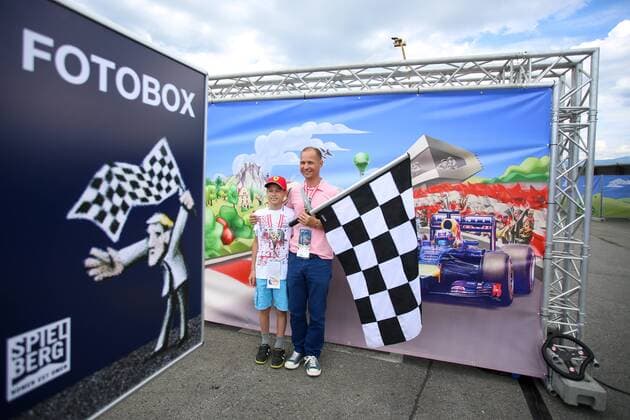 Bilder des Tages - SPORT Formel 1, GP von Österreich in Spielberg FORMULA 1 - GP of Austria 2016 SPIELBERG,AUSTRIA,30.JUN.16 - MOTORSPORTS, FORMULA 1 - Grand Prix of Austria, Red Bull Ring, preview. Image shows the fans at Fotobox. GEPAxpictures xMaticxKlansek