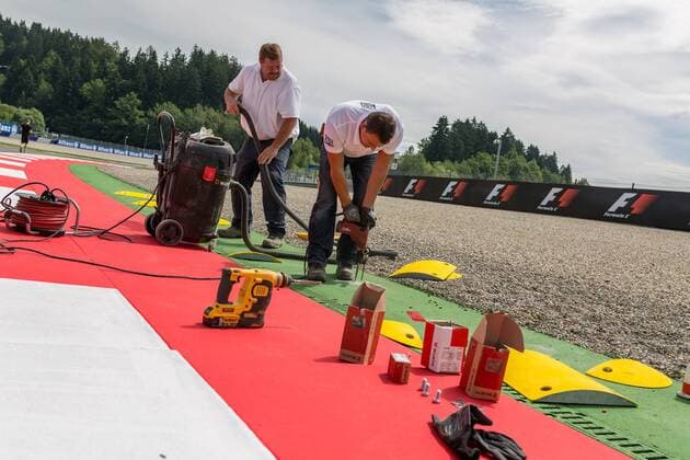 Formel 1, GP von Österreich in Spielberg 30.06.2016, Red Bull Ring, Spielberg, AUT, FIA, Formel 1, Grosser Preis von Oesterreich, Vorberichte, im Bild Arbeiten an der Strecke Workers on track during the Preparation for the Austrian Formula One Grand Prix at the Red Bull Ring in Spielberg, Austria on 2016 06 30. -Pressefoto Spielberg EP_ang