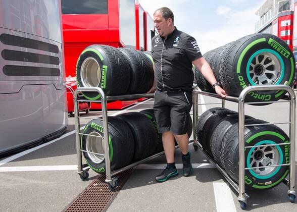 Formel 1, GP von Österreich in Spielberg 30.06.2016, Red Bull Ring, Spielberg, AUT, FIA, Formel 1, Grosser Preis von Oesterreich, Vorberichte, im Bild Techniker mit Reifen Mercedes AMG Petronas F1 Team Mercedes AMG Petronas F1 Team mechanic with tires during the Preparation for the Austrian Formula One Grand Prix at the Red Bull Ring in Spielberg, Austria on 2016 06 30. -Pressefoto Spielberg EP_gro