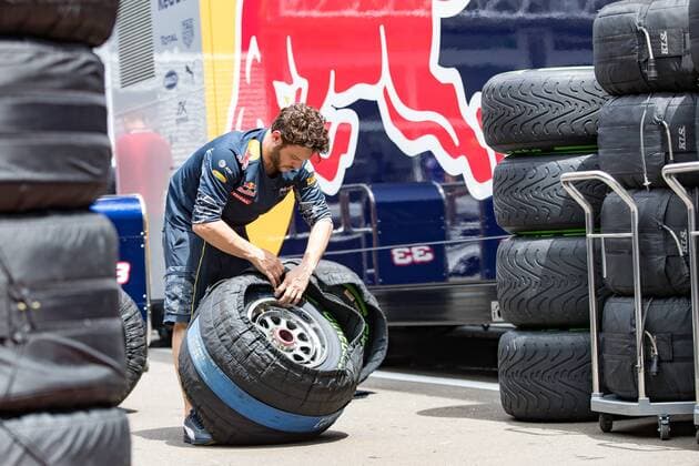 Formel 1, GP von Österreich in Spielberg 30.06.2016, Red Bull Ring, Spielberg, AUT, FIA, Formel 1, Grosser Preis von Oesterreich, Vorberichte, im Bild Red Bull Racing Mechaniker bereitet Reifen vor Red Bull Racing mechanic prepare tire during the Preparation for the Austrian Formula One Grand Prix at the Red Bull Ring in Spielberg, Austria on 2016 06 30. -Pressefoto Spielberg EP_gro