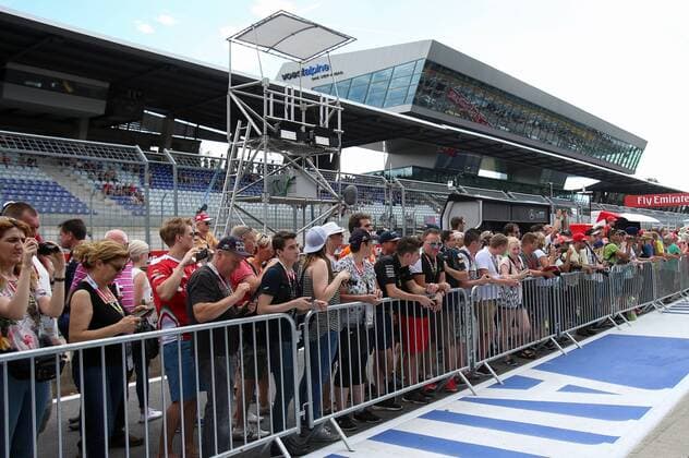 Formel 1, GP von Österreich in Spielberg FORMULA 1 - GP of Austria 2016 SPIELBERG,AUSTRIA,30.JUN.16 - MOTORSPORTS, FORMULA 1 - Grand Prix of Austria, Red Bull Ring, preview. Image shows fans at the public pitlane walk. GEPAxpictures xChristianxWalgram