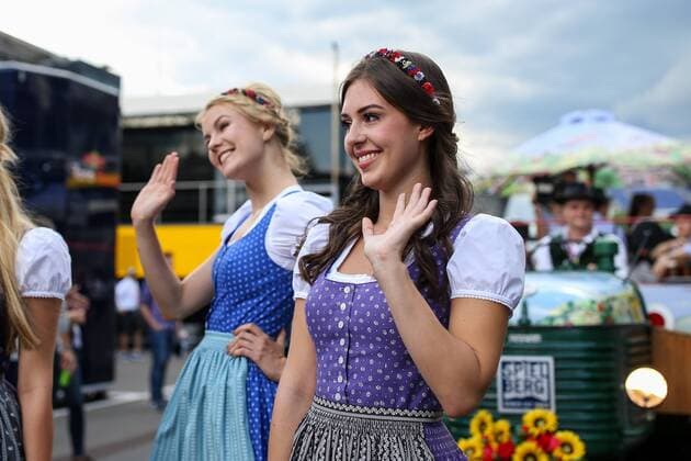 Formel 1, GP von Österreich in Spielberg FORMULA 1 - GP of Austria 2016 SPIELBERG,AUSTRIA,30.JUN.16 - MOTORSPORTS, FORMULA 1 - Grand Prix of Austria, Red Bull Ring, preview. Image shows girls. GEPAxpictures xDanielxGoetzhaber