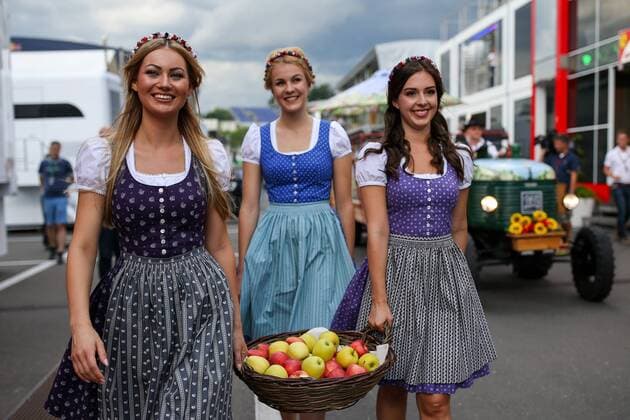 Formel 1, GP von Österreich in Spielberg FORMULA 1 - GP of Austria 2016 SPIELBERG,AUSTRIA,30.JUN.16 - MOTORSPORTS, FORMULA 1 - Grand Prix of Austria, Red Bull Ring, preview. Image shows girls. GEPAxpictures xDanielxGoetzhaber
